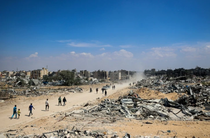 Des Palestiniens de retour à Khan Younès, grande ville du sud de Gaza, après le retrait des troupes israéliennes, le 7 avril 2024  