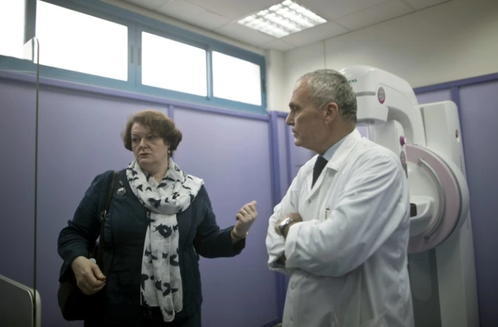 Philippa Whitford (g), députée britannique visite l'hôpital al-Ahli avec son directeur, le docteur Maher Ayyad, à Gaza, le 5 avril 2016