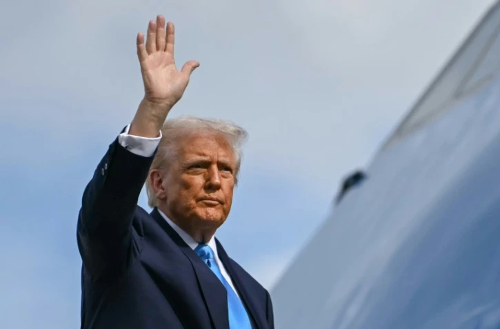 Le président américain Donald Trump embarque à bord d'Air Force One, le 29 octobre 2025 à l'aéroport de Tokyo Haneda