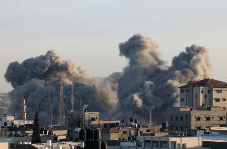 De la fumée s'élève à la suite d'une frappe israélienne à Rafah, dans le sud de la bande de Gaza, le 6 novembre 2023