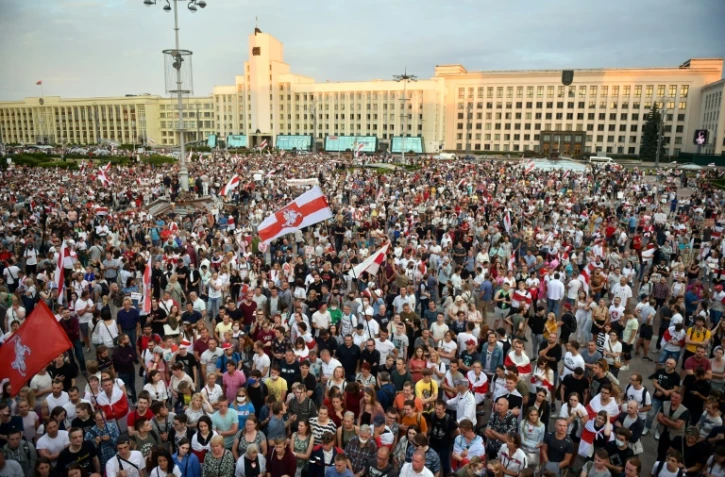 Des manifestants opposés à la réélection du président Loukachenko rassemblés place de l'Indépendance, le 18 août 2020 à Minsk, au Bélarus