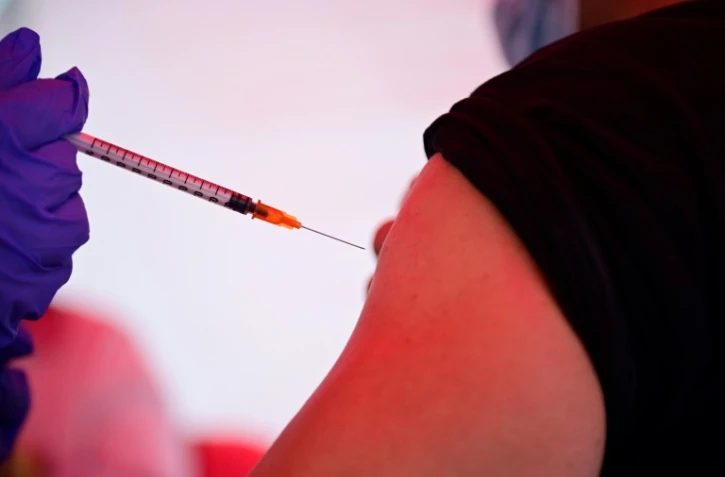 Un homme se fait vacciner dans un centre parisien le 29 juin 2021
