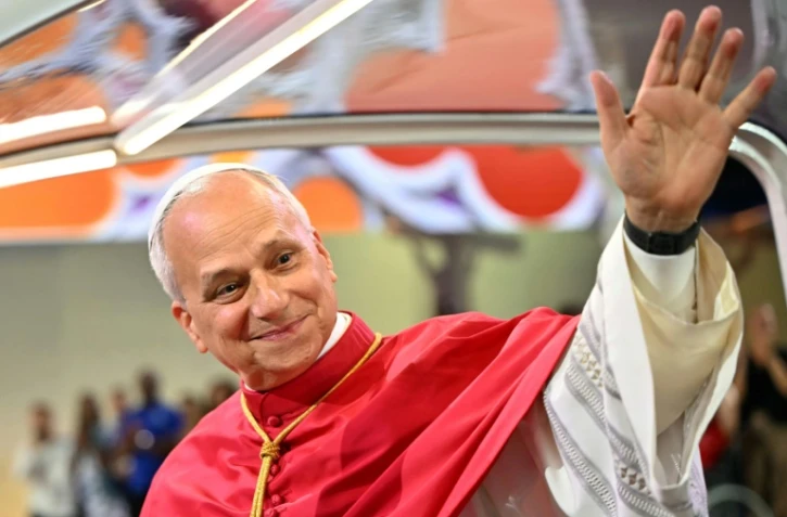 Le pape Léon XIV arrive au Stade de France dans sa papamobile le 25 septembre 2026 à Saint-Denis, près de Paris