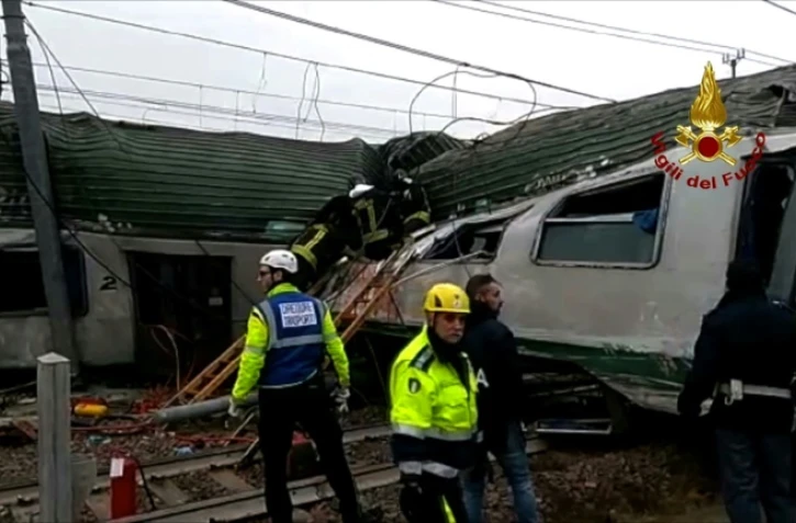 Photo fournie par les pompiers italiens sur le site du déraillement du train près de Milan, le 25 janvier 2018