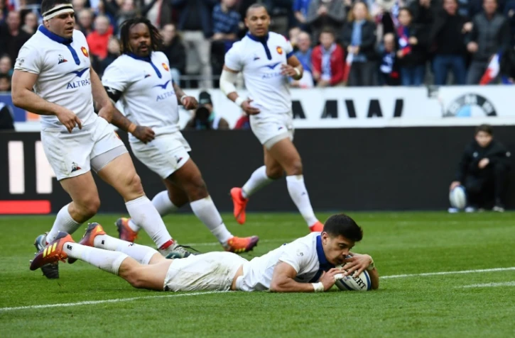 Le demi d'ouverture du XV de France Romain Ntamack marque un essai contre l'Ecosse lors du Six nations au Stade de France, le 23 février 2019  