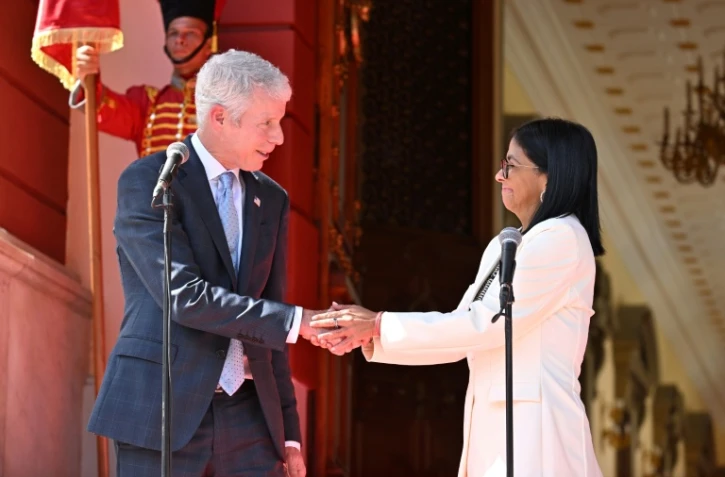 La présidente par intérim du Venezuela, Delcy Rodriguez(à droite), et le ministre américain de l'Energie, Chris Wright (à gauche), après la signature d'accords énergétiques à Caracas, le 2 septembre 2026