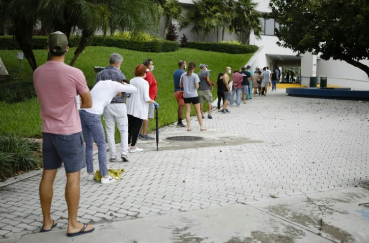 Des électeurs font la queue pour voter en avance à Miami, en Floride, le 19 octobre 2020