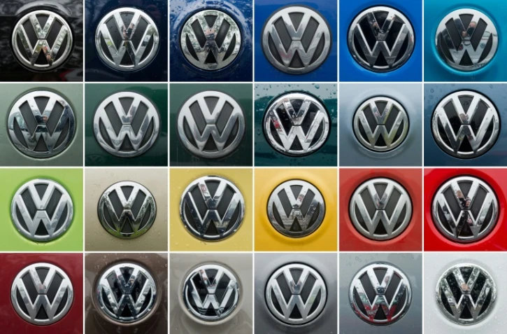 Montage de 24 photos prises le 7 octobre 2015 montrant le logo de Volswagen sur des voitures sur la parking du site de l'entreptise à Wolfsburg en Allemagne