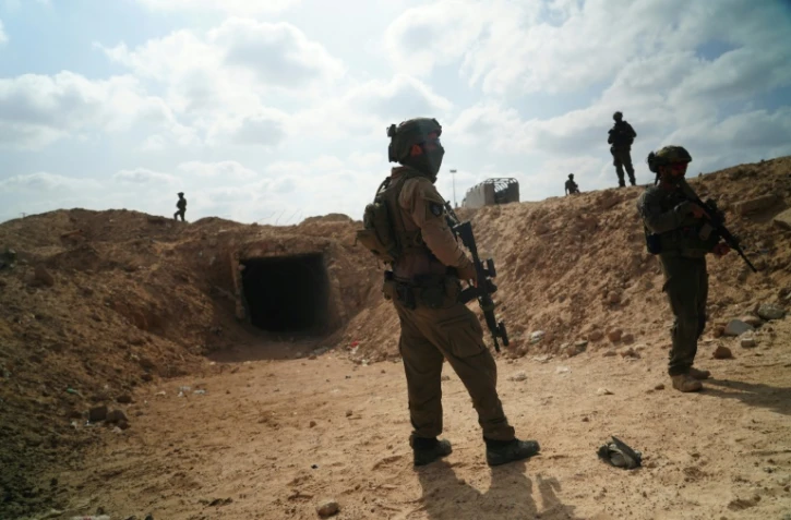 Photo prise lors d'une visite contrôlée et éditée sous la supervision de l'armée israélienne montrant des soldats israéliens à l'entrée d'un tunnel à Rafah, dans le sud de la bande de Gaza, le 13 septembre 2024