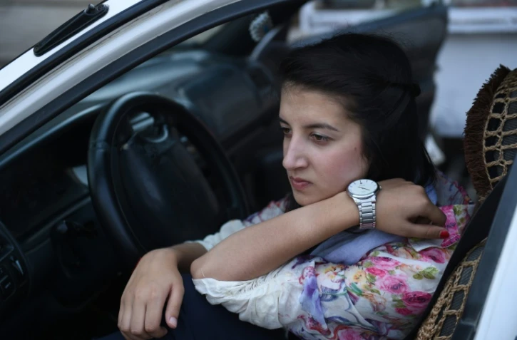 Rokhsar Azami, une Afghane, au volant de sa voiture à Kaboul le 4 septembre 2015