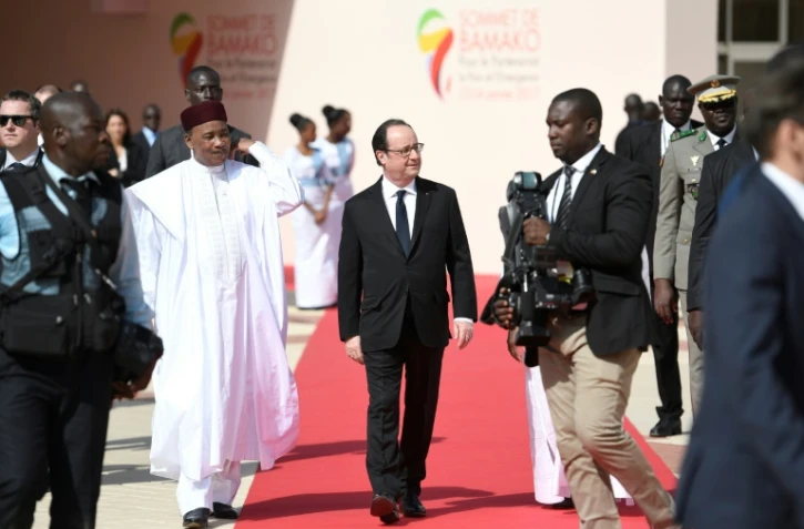 Le président du Niger Mahamadou Issoufou (g) et son homologue français François Hollande, le 14 janvier 2017 à Bamako lors du 27e sommet Afrique-France