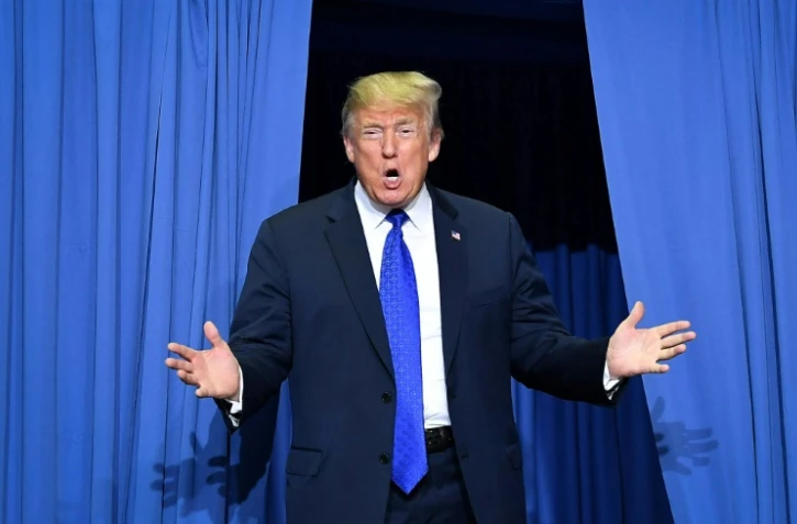 Le président Donald Trump, photographié à son arrivée mardi pour un meeting de campagne à Southaven, Mississippi, a raillé l'accusatrice de son candidat à la Cour suprême.
