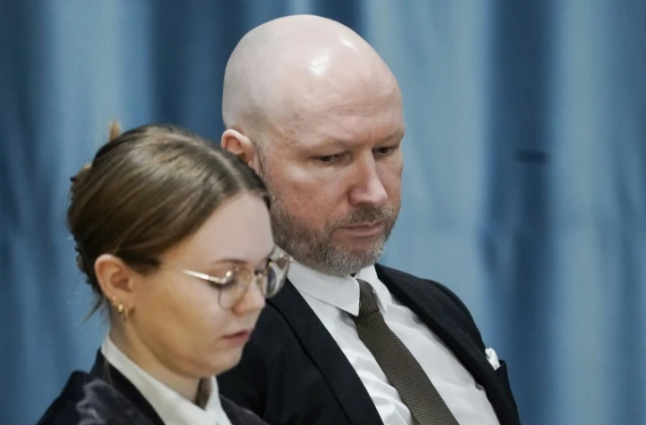 Anders Behring Breivik (D) à côté de son avocate au premier jour du procès qui se tient à Tyristrand près d'Oslo, le 8 janvier 2024