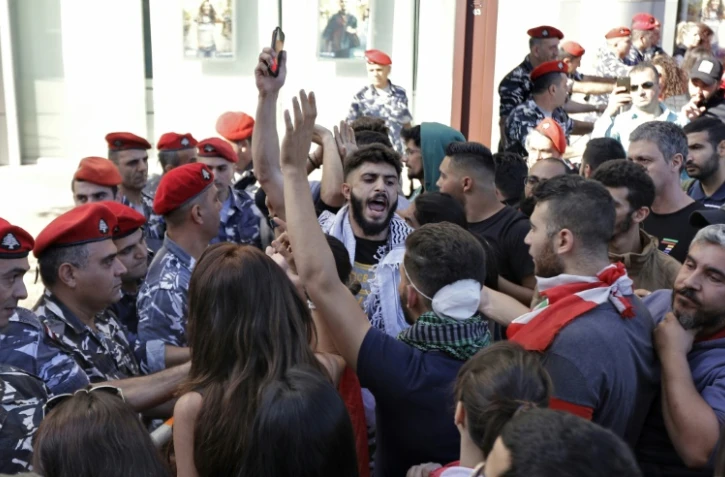 Des manifestants rassemblés devant le siège du Parlement dans le centre de Beyrouth le 19 novembre 2019