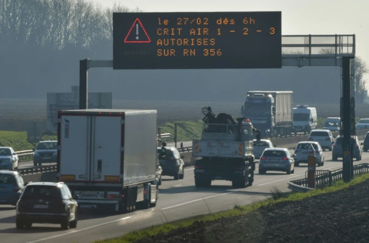 Un panneau indique aux automobilistes sur la RN356 les restrictions de circulation concernant les véhicules les plus polluants, le 27 février 2019 à Englos, près de Lille