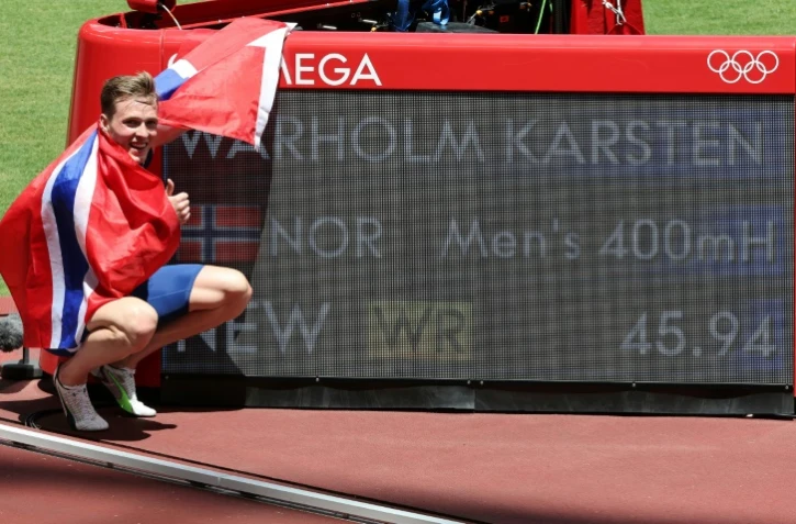 Le Norvégien Karsten Warholm pose devant son record du monde et olympique établi aux Jeux de Tokyo, le 3 août 2021  