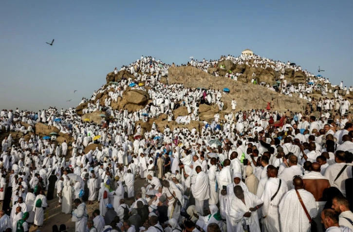 Des pèlerins musulmans prient sur le mont Arafat, étape phare du grand pèlerinage à La Mecque, le 26 mai 2026 en Arabie saoudite