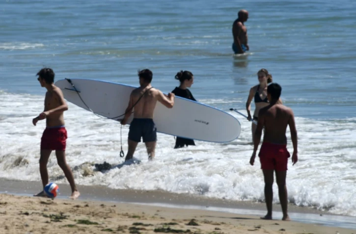 Des baigneurs sur la plage de Erdeven, (ouest), le 20 mai 2020