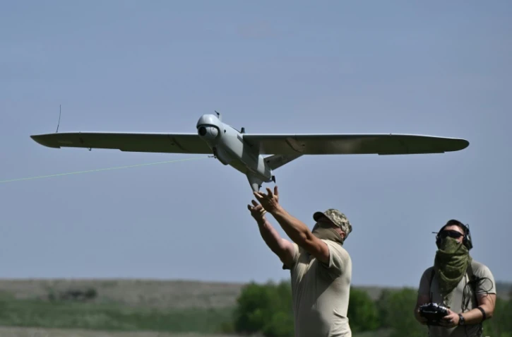 Un soldat ukrainien lance un drone de reconnaissance Leleka près de Tchassiv Iar, dans la région de Donetsk (est de l'Ukraine), le 27 avril 2024