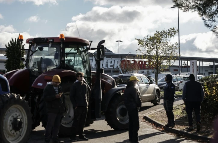 Des agriculteurs de la Coordination rurale manifestent à Agen en face d'un supermarché à  Agen, le 22 novembre 2024