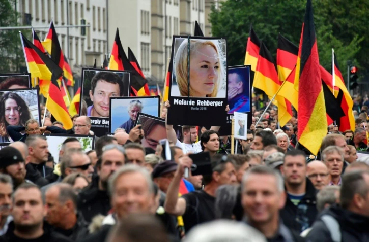 Portraits de victimes de crimes commis par des étrangers, brandis lors d'une manifestation organisée par le parti anti-immigration AfD, à Chemnitz le 1er septembre 2018