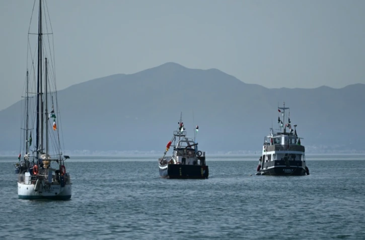 Le navire "Family" (d), qui fait partie de la Flottille internationale pour Gaza, au mouillage au large de Sidi Bou Saïd, près de Tunis, le 9 septembre 2025