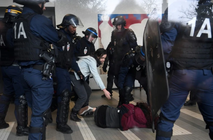 Des CRS escortent des étudiants à l'extérieur de l'université de Nanterre le 9 avril 2018