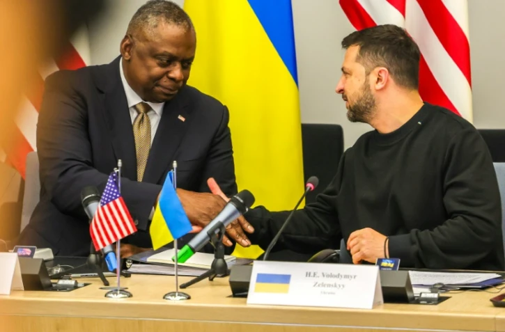 Le secrétaire américain à la Défense, Lloyd Austin (g) et le président ukrainien Volodymyr Zelensky, le 11 octobre 2023 à Bruxelles
