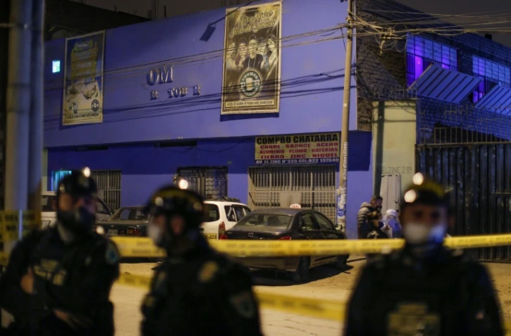 Des policiers montent la garde devant la discothĂšque oĂč s'est produit une bousculade mortelle Ă Lima, le 23 aoĂ»t 2020
