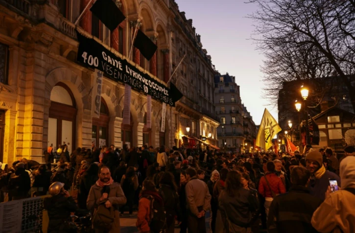 Des personnes se rassemblent pour manifester contre l'ordre donné par le préfet de police de Paris d'évacuer la Gaîté Lyrique, une salle parisienne de spectacle occupée depuis trois mois par 450 jeunes migrants, à Paris le 17 mars 2025