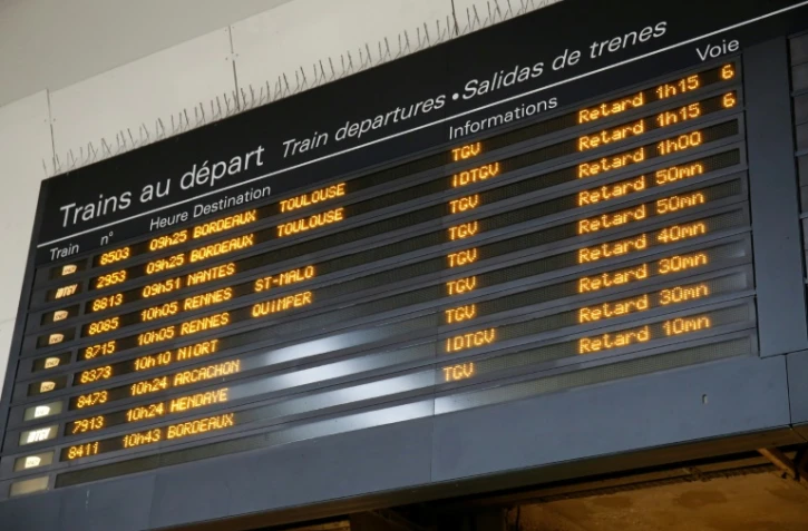 Un panneau d'affichage des horaires des trains indique que la circulation des TGV est perturbée le 29 mai 2016 à la gare Paris-Montparnasse