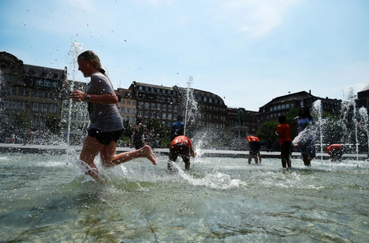Des personnes se rafraîchissent dans une fontaine à Strasbourg, le 22 juin 2017