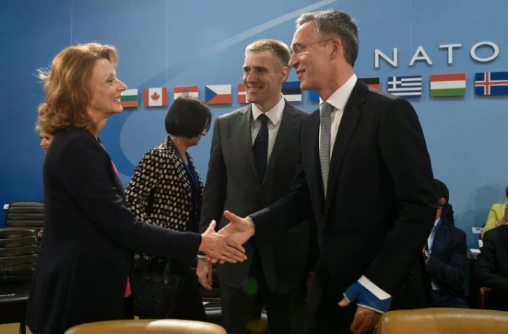 La ministre de la Défense monténégrine Milica Pejanovic Durisic (g) salue le secrétaire général de l'Otan Jens Stoltenberg (d) à Bruxelles le 2 décembre 2015