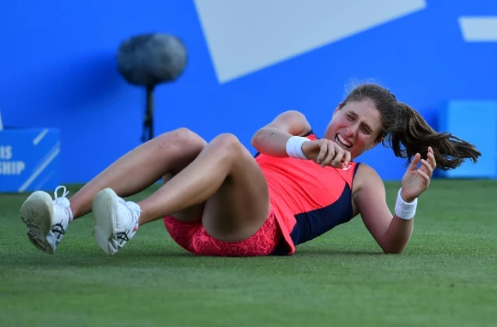La Britannique Johanna Konta glissant pendant son match face Ă l'Allemande Angelique Kerber, au tournoi d'Eastbourne (Angleterre), le 29 juin 2017