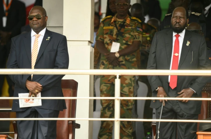 Le premier vice-président du Soudan du Sud, Riek Machar (G), et le president Salva Kiir (D), lors d'une messe à Juba le 5 février 2023. 