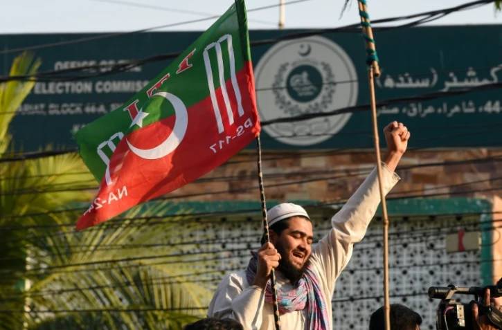 Des partisans de l'ex-Premier ministre pakistanais emprisonné Imran Khan protestent contre des fraudes électorales présumées, le 11 février 2024 à Karachi