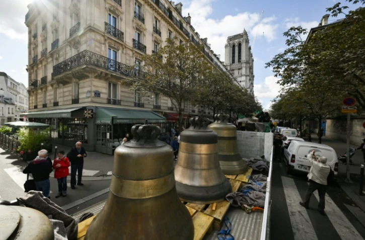 Huit cloches du beffroi nord de Notre-Dame de Paris sont acheminées jusqu'à la cathédrale le 12 septembre 2024, après avoir été nettoyées de la poussière de plomb, révisées et restaurées. 
