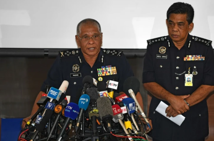 Tan Sri Noor Rashid Ibrahim (g), haut responsable de la police malaisienne, lors d'une conférence de presse dans le cadre de l'enquête sur l'assassinat de Kim Jong-Nam, demi-frère du leader nord-coréen Kim Jong-Un, le 19 février 2017 à Kuala Lumpur