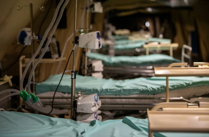 Des lits près à recevoir des premiers malades graves du coronavirus dans l'hôpital militaire de campagne à l'extérieur de l'hôpital Emile Muller à Mulhouse, le 22 mars 2020
