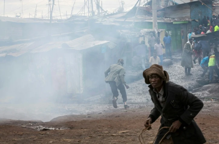 Affrontements entre la police et des manifestants de l'opposition kényane à Kibera, à Nairobi, le 26 octobre 2017