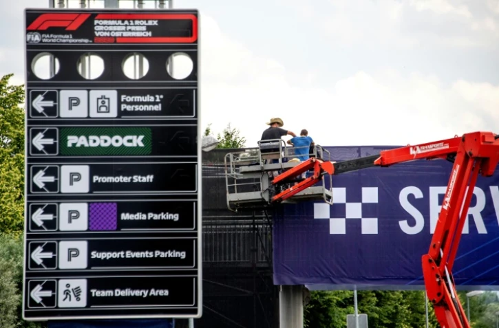 Les employés finalisent les préparatifs du GP d'Autriche sur le circuit de Spielberg, le 1er juillet 2020, à quatre jours de la reprise de la F1