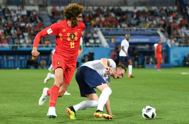 Le milieu de terrain belge Marouane Fellaini (g) à la lutte avec le défenseur anglais Phil Jones le 28 juin 2018 à Kaliningrad