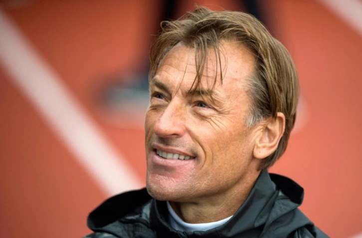 Le sélectionneur du Maroc, Hervé Renard, salue ses supporters, à Voronezh, en Russie, au cours d'une séance d'entraînement, le 13 juin 2018 