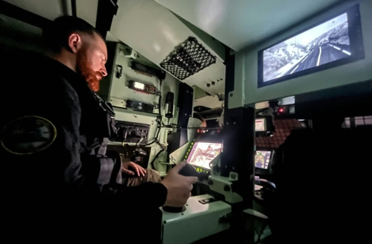 Un gendarme français dans un blindé au cours d'une mission de sécurisation sur un axe menant à l'aéroport de Nouméa, le 7 juin 2024