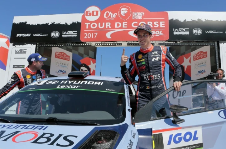 Le Belge Thierry Neuville (d) pose à côté de sa Hyundai i20 après sa victoire au Tour de Corse, le 9 avril 2017 à Porto Vecchio