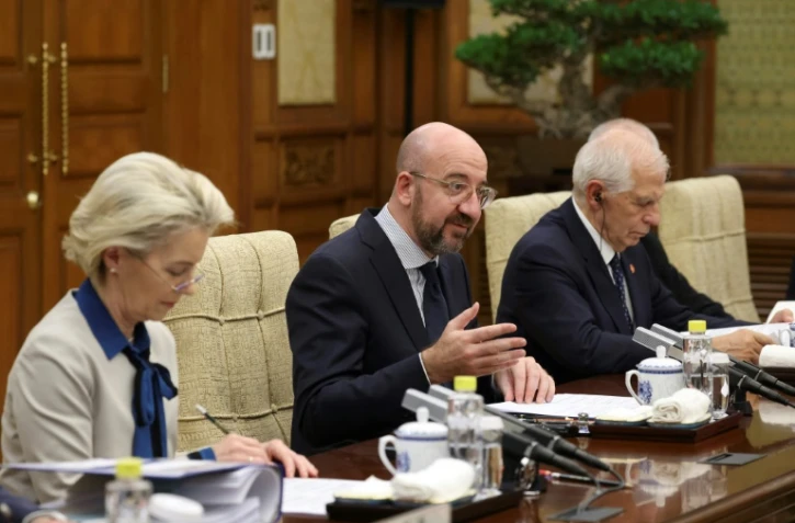 Photo diffusée par le service de presse du Conseil européen, le 7 décembre 2023, montrant la présidente de la Commission européenne Ursulan von der Leyen (g), le président du Conseil européen Charles Michel et le représentant de l'UE pour les affaires étrangères, josep Borrell lors d'une rencontre avec le président chinois Xi Jinping à Pékin