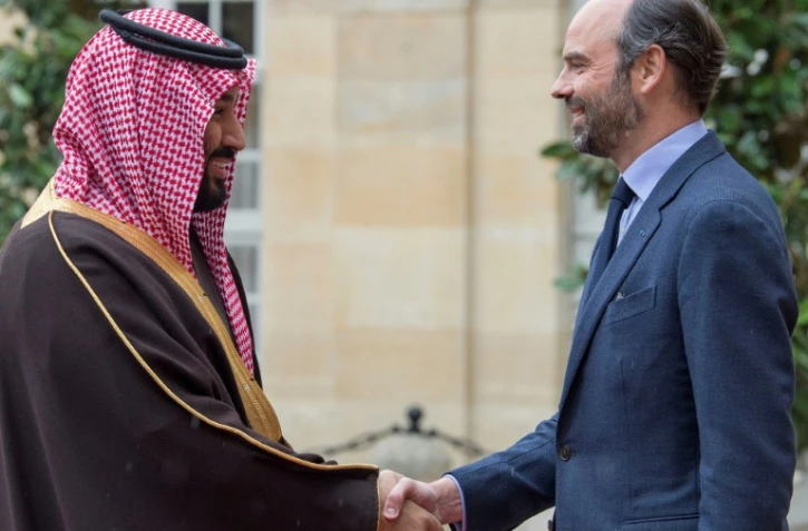 Le prince héritier saoudien Mohammed ben Salmane est accueilli par le Premier ministre Edouard Philippe à l'hôtel de Matignon, le 9 avril 2018 à Paris
