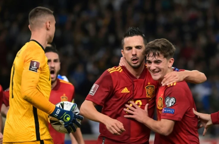 L'attaquant espagnol Pablo Sarabia (c), est félicité par ses coéquipiers, après avoir marqué sur pénalty, l'unique but de la victoire face à la Grèce, lors des éliminatoires de la Coupe du monde 2022 au Qatar, le 11 novembre 2021 à Athènes