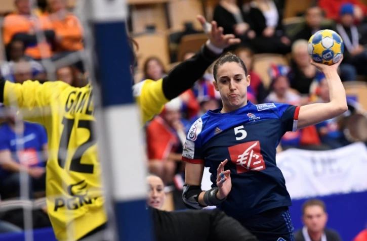 La Française Camille Ayglon prépare un tir face à la gardienne polonaise Weronika Janiszewska, le 4 décembre 2016 lors du match de l'Euro-2016 à Kristianstad