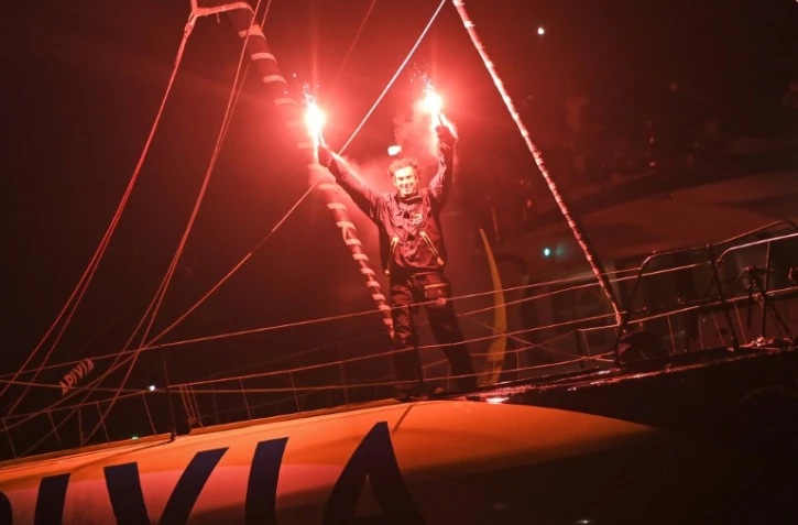 La joie du skipper français Charlie Dalin, à bord de son monocoque "Apivia", après avoir franchi en premier la ligne d'arrivée du Vendée Globe, le 27 janvier 2021 au large des Sables d'Olonne